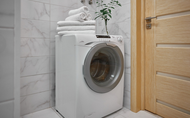 In the center of the Riviera Park Apartments