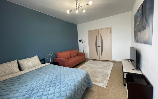 Okeanskie Panoramy. Vid na okean, vulkan, buhtu, gory i gorod Flat