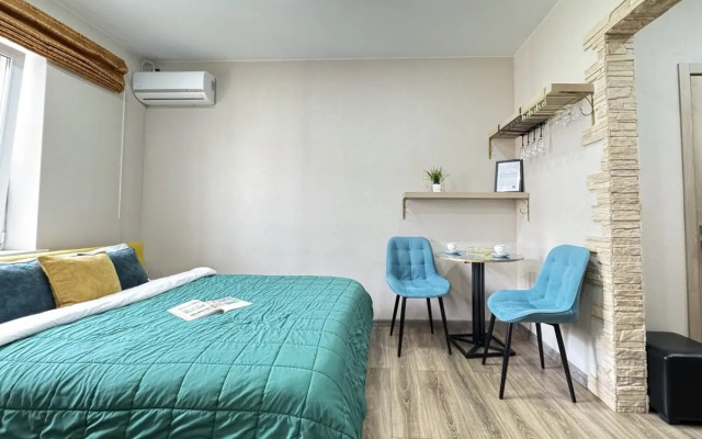 Yarkaya Studiya Na Ulitse Universitetskaya Naberezhnaya 62 Flat