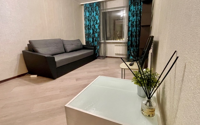 2Kh Komnatnye Apartamenty u Metro Komendantskiy Pr. Flat