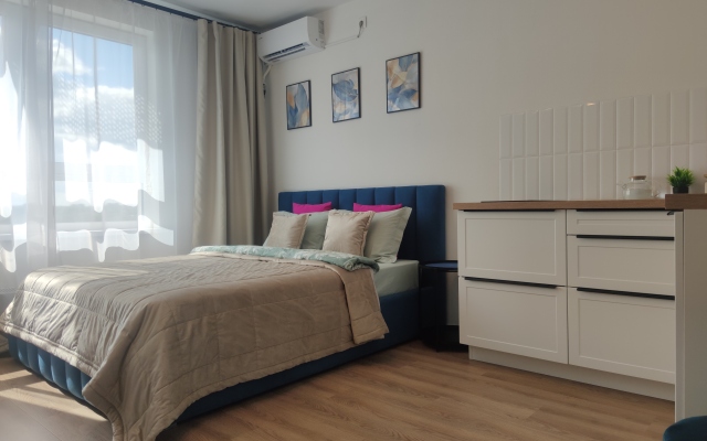 Квартира Современная Студия с большой кроватью и кондиционером