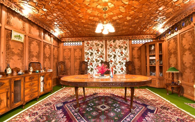 Wangnoo Worth Houseboats Hotel