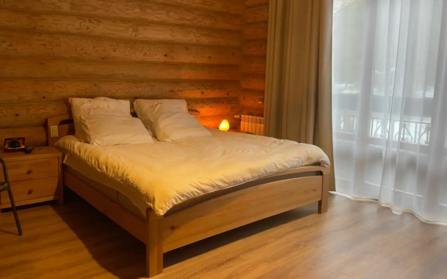 Uyutny dom v lesu u reki Private house