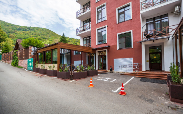 Uyutnaya Kvartira S Vidom Na Gory Apartments