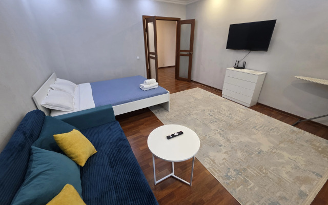 3-Kh s 3-Mya Krovatyami, Divanom i 2 Konditsionerami Apartments