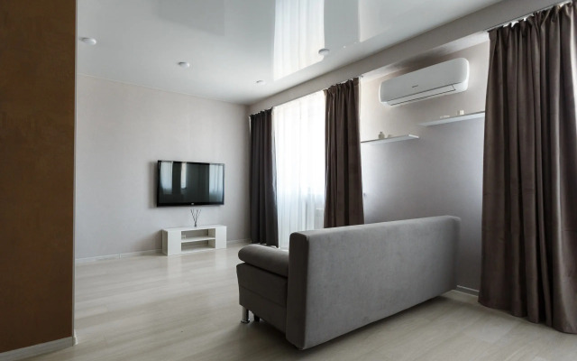 Prostornaya I Svetlaya V Tsentre Flat
