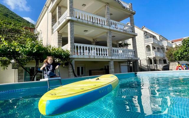 Family House with pool & sea view Apart-hotel