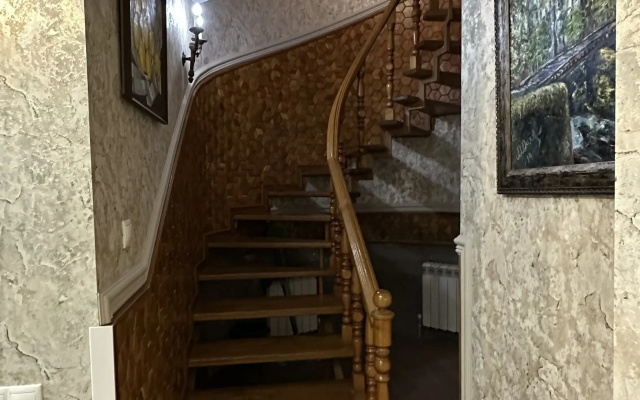 Castnyj dom s vyhodom v les