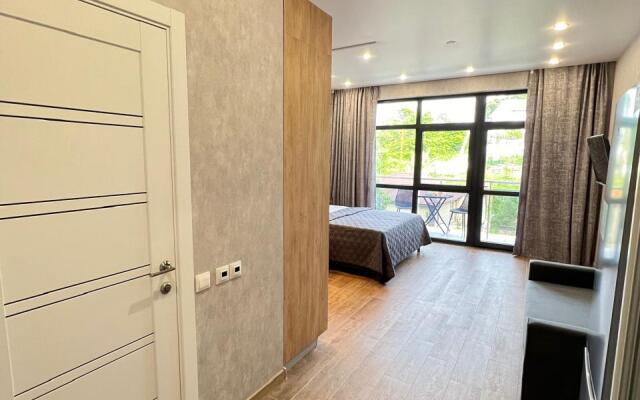 4kh mestnye apartamenty s balkonom i basseynom Apartments