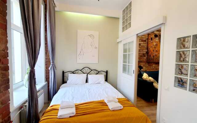 Апартаменты на Большом 13 Два Окна в Спальне