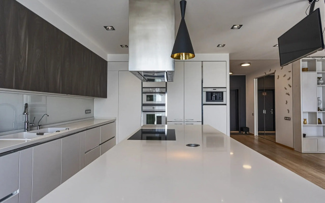 Roskoshnaya dvukhurovnevaya kvartira s sobstvennoy terrasoy Flat