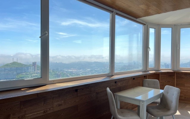 Апартаменты с современным ремонтом и панорамными окнами