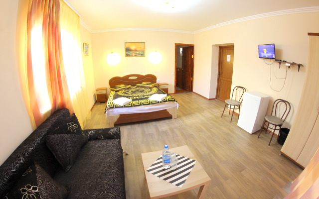 V Gostevom Dome ochag Living quarters
