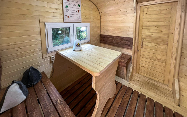 Siniy Domik V Lesu Na Zhivopisnoy Ulitse Glamping