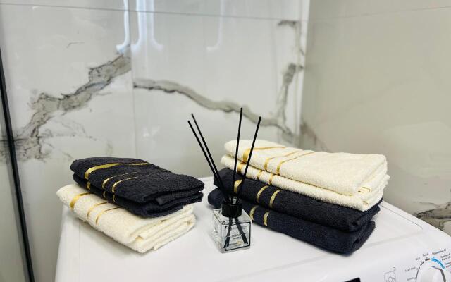Studiya S Dizaynerskim Remontom S Baseynom I Balkonom Apartaments