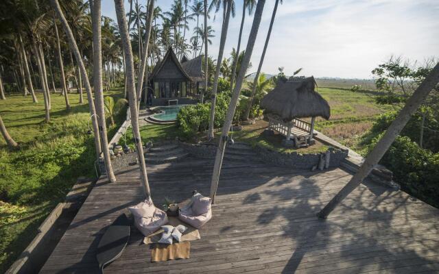 Absolute Beachfront Villa Laut
