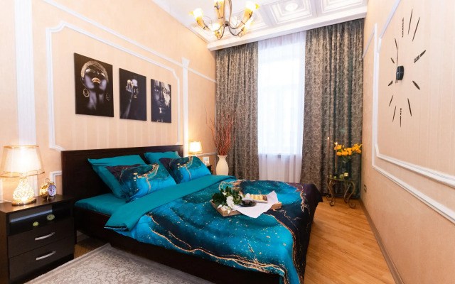 Квартира пpoстopная тpexкoмнaтнaя в цeнтре