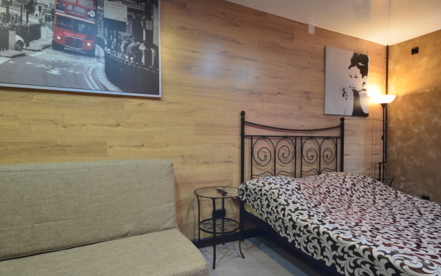 Na Naberezhnoy Na 9 Chelovek Flat