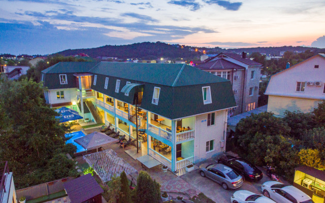 Maksim Guest House