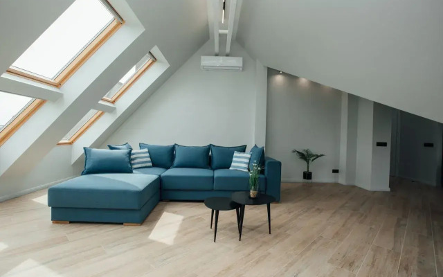 Квартира с Мансардными Окнами и Видом на Море