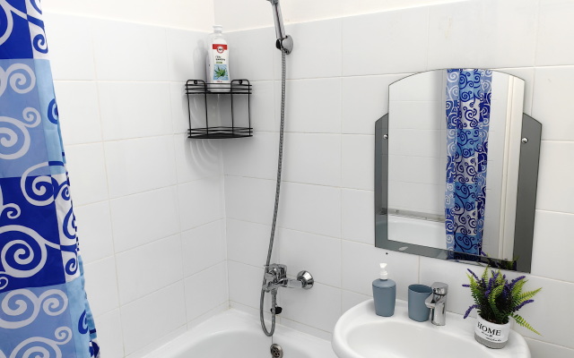 Dvushka Derzkie Koty Milye Pyosiki Flat