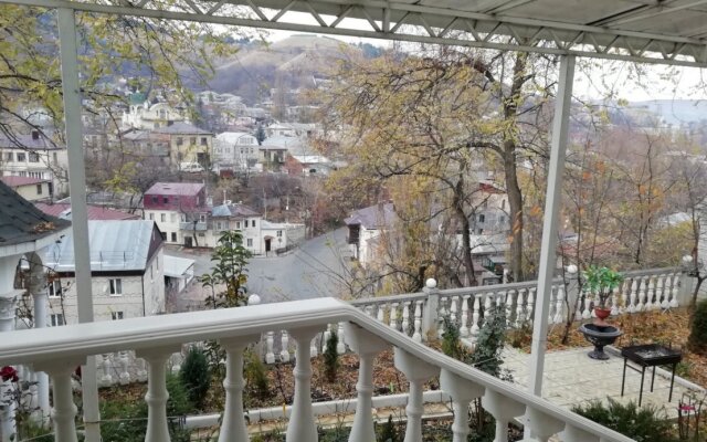 Na Yermolova 24 Private House