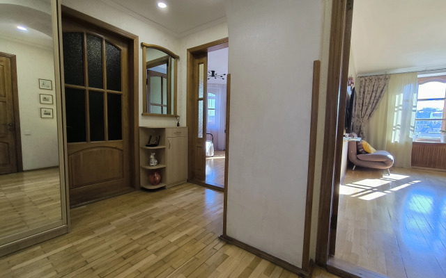 Na Ploschadi Ushakova Flat