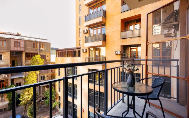 2-K v Novostroyke, Ulitsa Arama, Di480 Flat