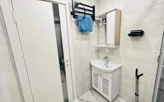 Dvukhurovnevaya tryokhkomnatnaya kvartira s basseynom na territorii Apartments