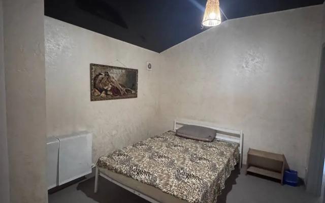 Alisa. Dom s basseynom i baney na drovakh Private house