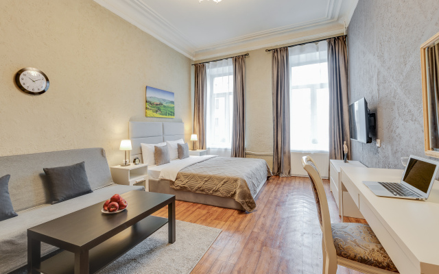 Prostornaya U Naberezhnoy Nevy Flat