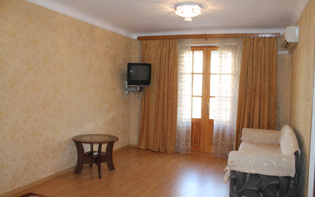 V Samom Tsentre Yaltyi Apartments