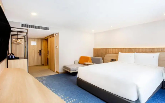 Holiday Inn Express and Suites Bangkok Central Pier by IHG