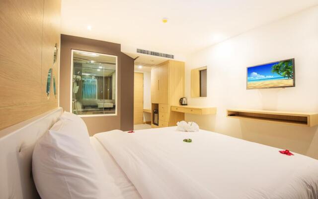 Отель Clarion Patong Beach