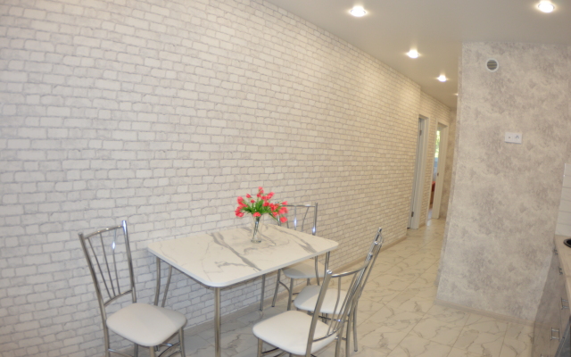 Апартаменты Уютная двухкомнатная квартира на Верхней Дуброве