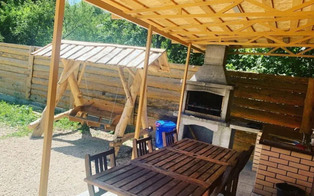 S baney basseynom i mangalom na beregu reki Private house