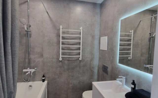 Uyutnye s Dizaynerskim Remontom Pr. Oktyabryskiy 30B Apartment