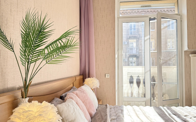 Uyutnaya Dvukhkomnatnaya S Balkonom V Tsentre Goroda Flat