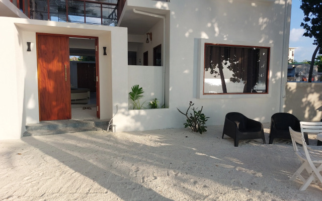 Comfy Cool Breeze by Emzaz Hotel