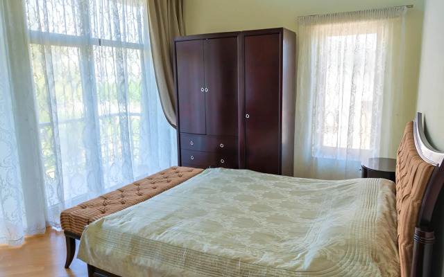 Частный дом Дом с бассейном