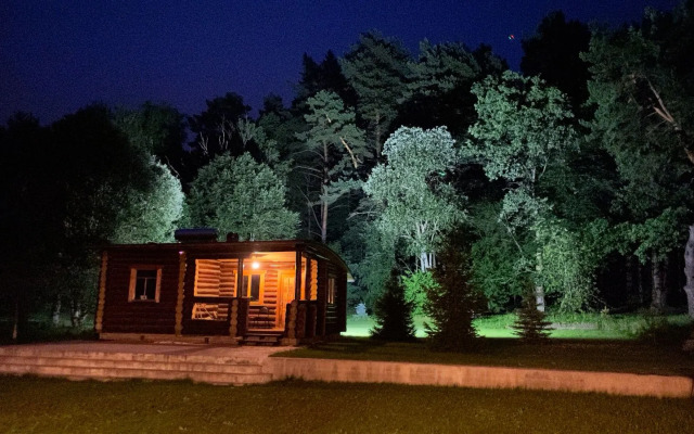 Uyutny dom v lesu u reki Private house