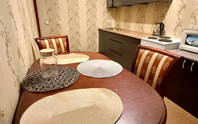 Posutochno - uyutnoye retro-gnezdyshko pochti v samom tsentre Flat