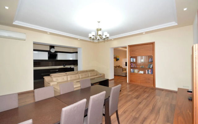 3-K Kvartira v Novostroyke na Ulitse Arama Flat