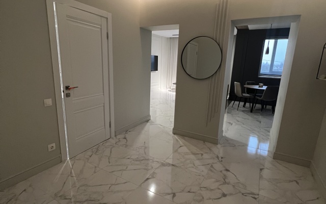 Prostornaya Nedaleko Ot Tsentra S Parkovkoy Flat