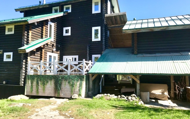 Na Skale S Vidom Na Ozero Chalet