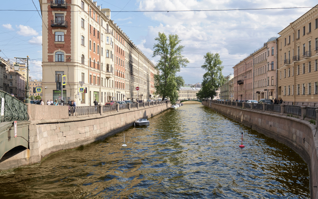 V Tikhom Dvore U Sennoy Ploschadi Apartments