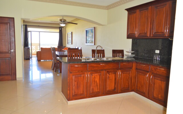 The Palm Beach Luxury Condo Apart-Hotel