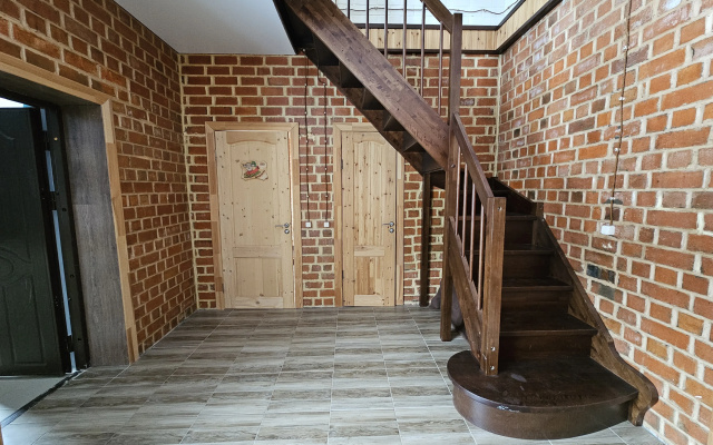 Prostorny Dvukhetazhny S Baney U Gory Parkovaya Private house