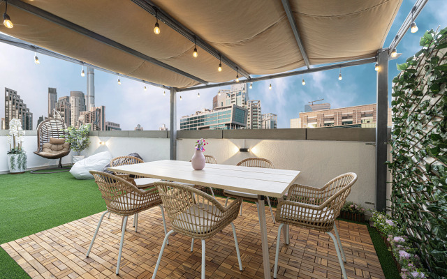 Next House - DownTown Views Hostel