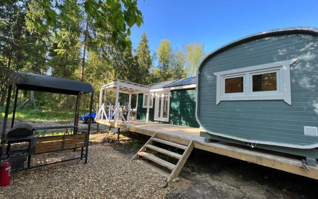 Zeleny Domik V Lesu Na Zhivopisnoy Ulitse Glamping